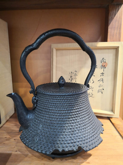 Japan Nanbu Satetsu Tetsubin, Koizumi Nizaemon, Shioya Gata 日本南部砂铁瓶，御釜屋 小泉仁左衛門 十代 塩屋形 供箱 - Old Village Puer 老寨古茶