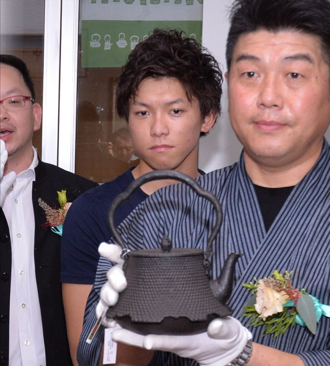 Japan Nanbu Satetsu Tetsubin, Koizumi Nizaemon, Shioya Gata 日本南部砂铁瓶，御釜屋 小泉仁左衛門 十代 塩屋形 供箱 - Old Village Puer 老寨古茶